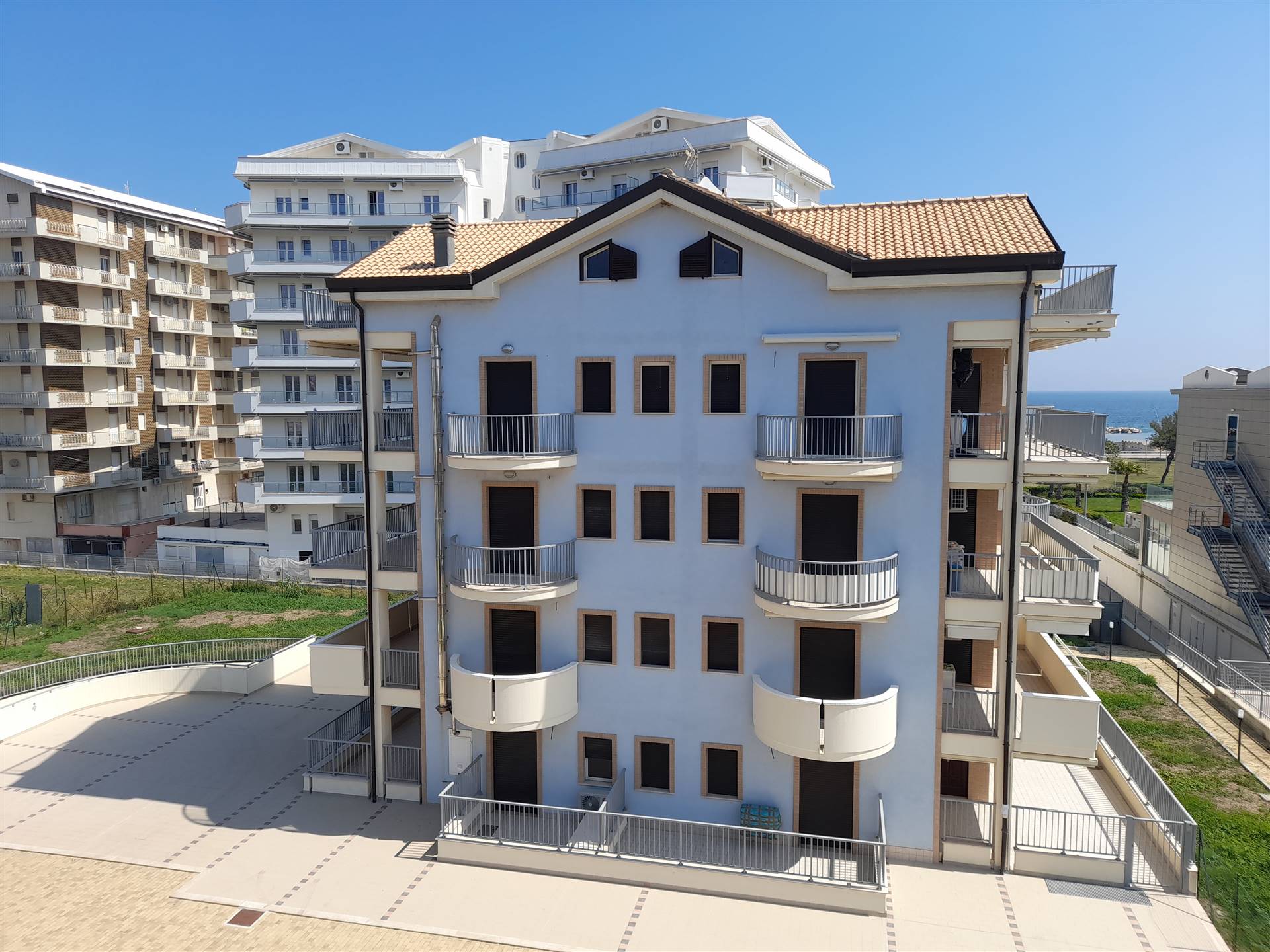 V - 220 L'agenzia immobiliare Aliservice propone in vendita a San Salvo marina, all'interno di un residence di nuova costruzione, n° 02 appartamenti 