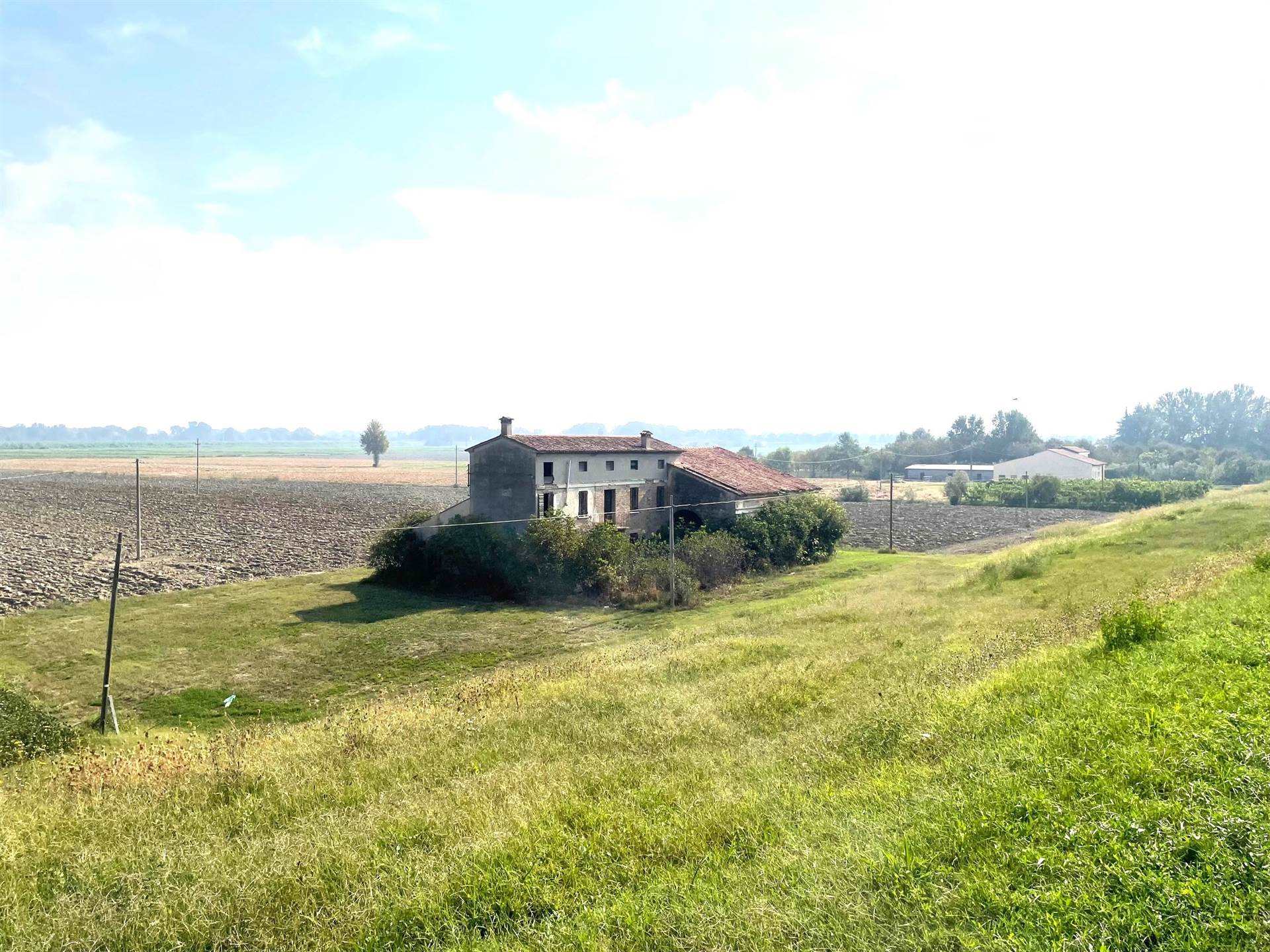 Rustico casale da ristrutturare in zona Formigosa a Mantova