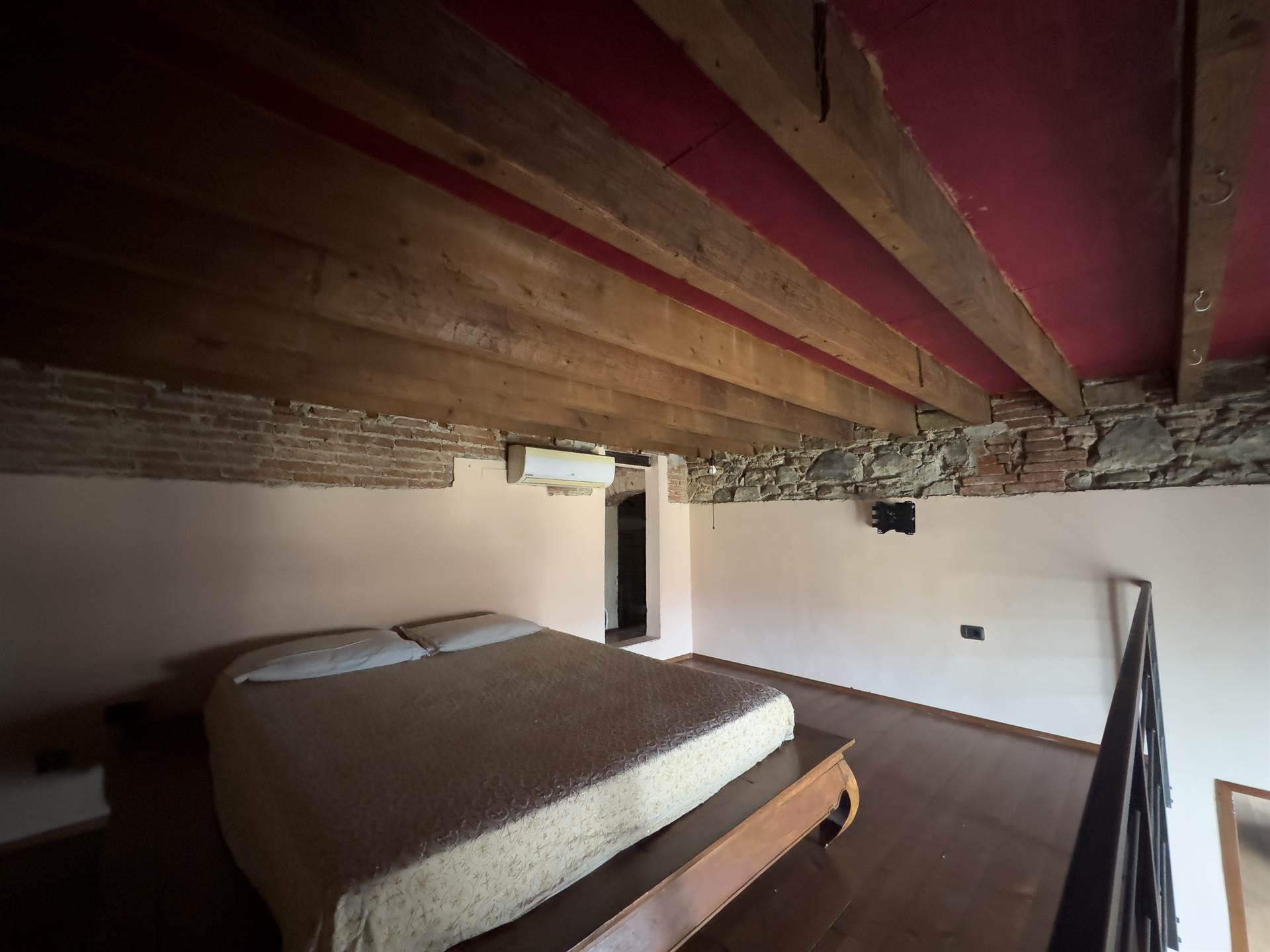Le due camere da letto soppalcate.