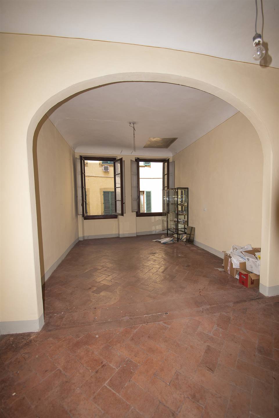 Prestigiosa contrada di Piazza Santa Maria Novella, al primo piano di piccola palazzina vendesi appartamento da ristrutturare composto di 5 vani 
