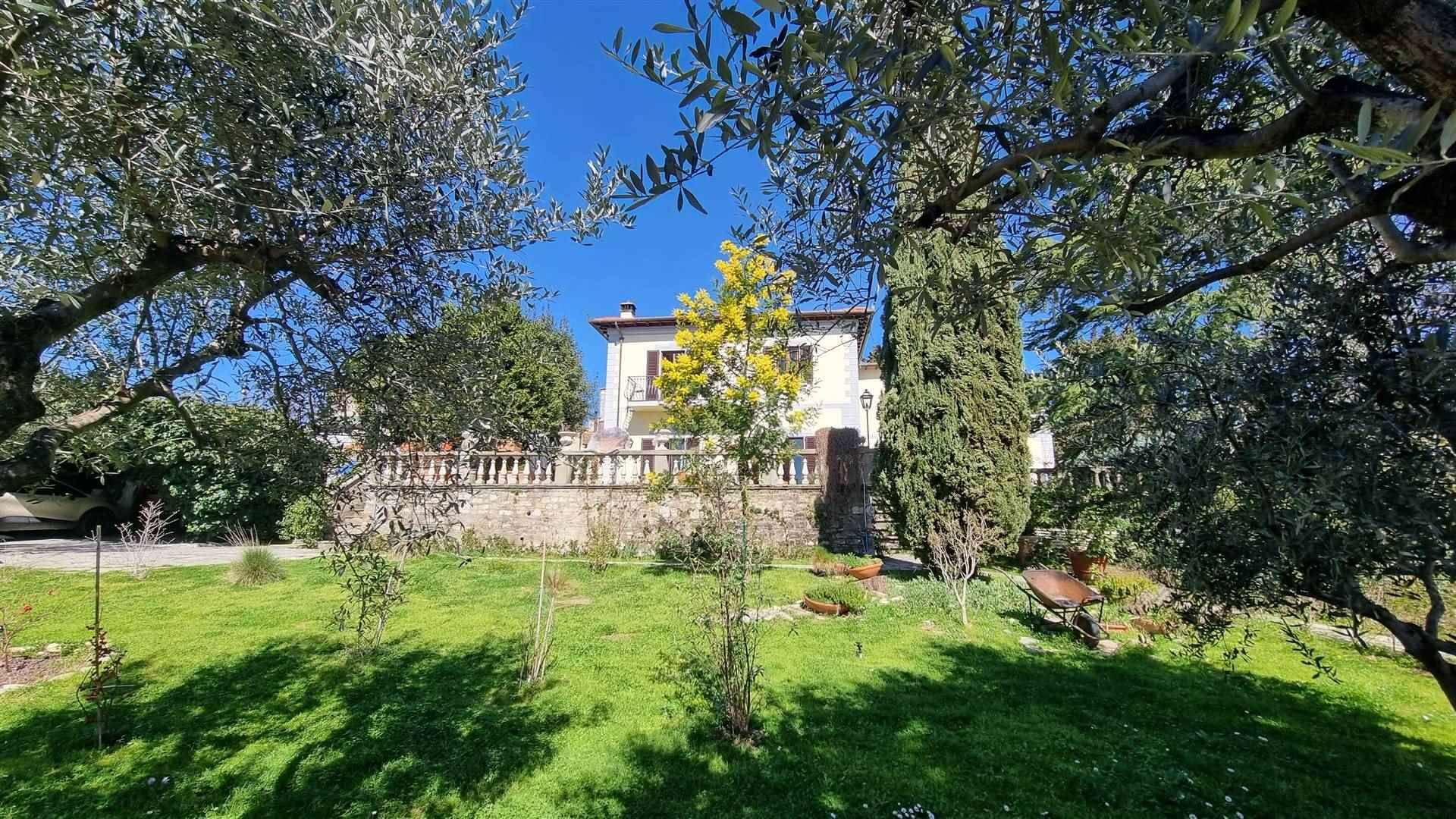 Bolognese - Pian di San Bartolo: Splendida villa duecentesca di 490 mq circa immersa nel verde del suo parco privato carrabile di oltre 800 mq circa. 