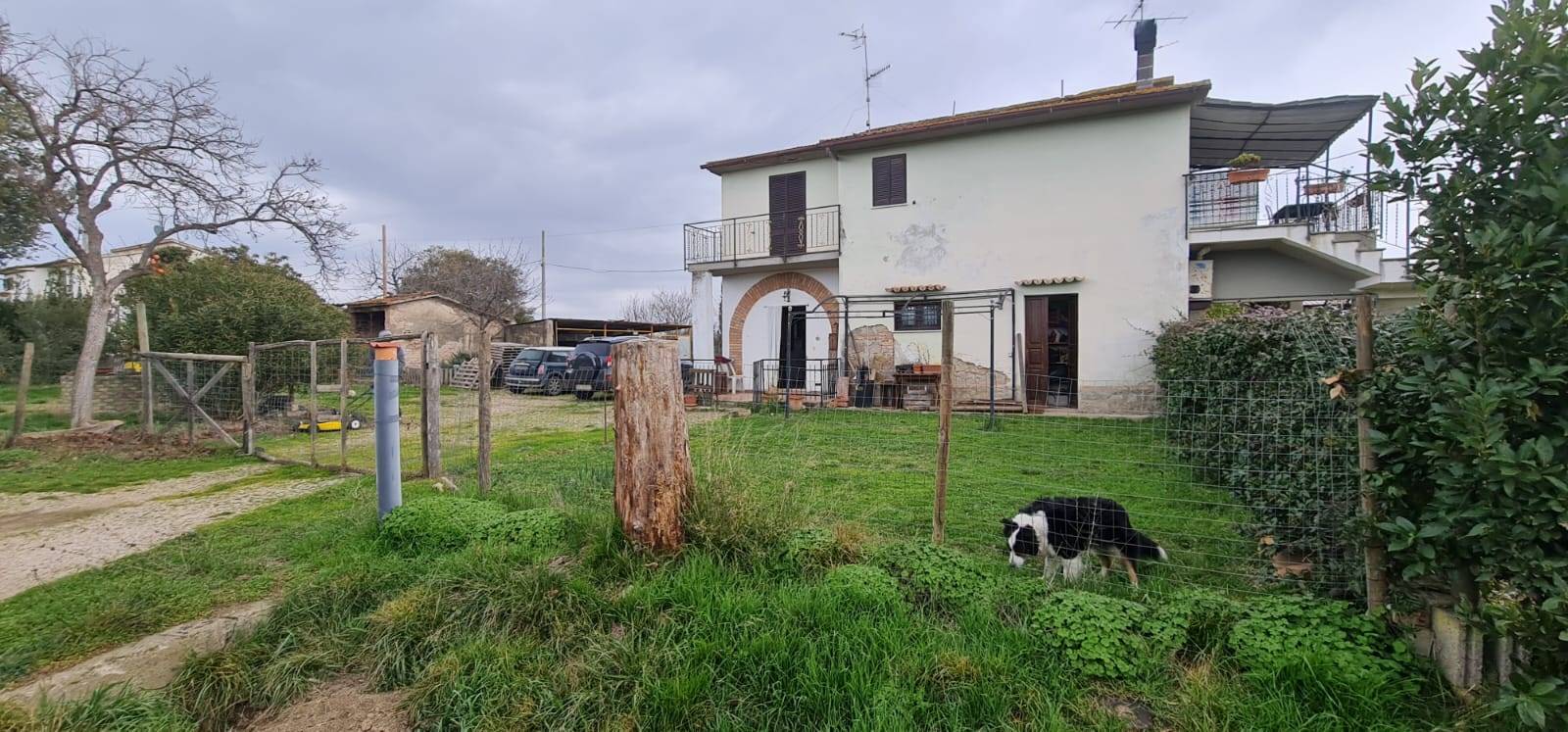 Nella campagna adiacente alla frazione di Sticciano scalo e di Ribolla, ben servito da strada asfaltata a circa 7 km da Sticciano Scalo, 10 km da 