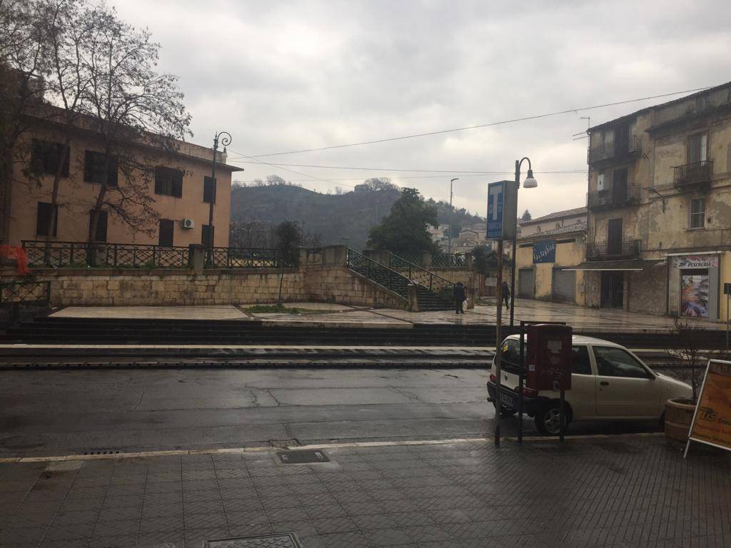 CENTRO STORICO, COSENZA, Business unit for rent of 80 Sq. mt., Almost new, Heating Individual heating system, placed at Ground, composed by: 3 Rooms, 