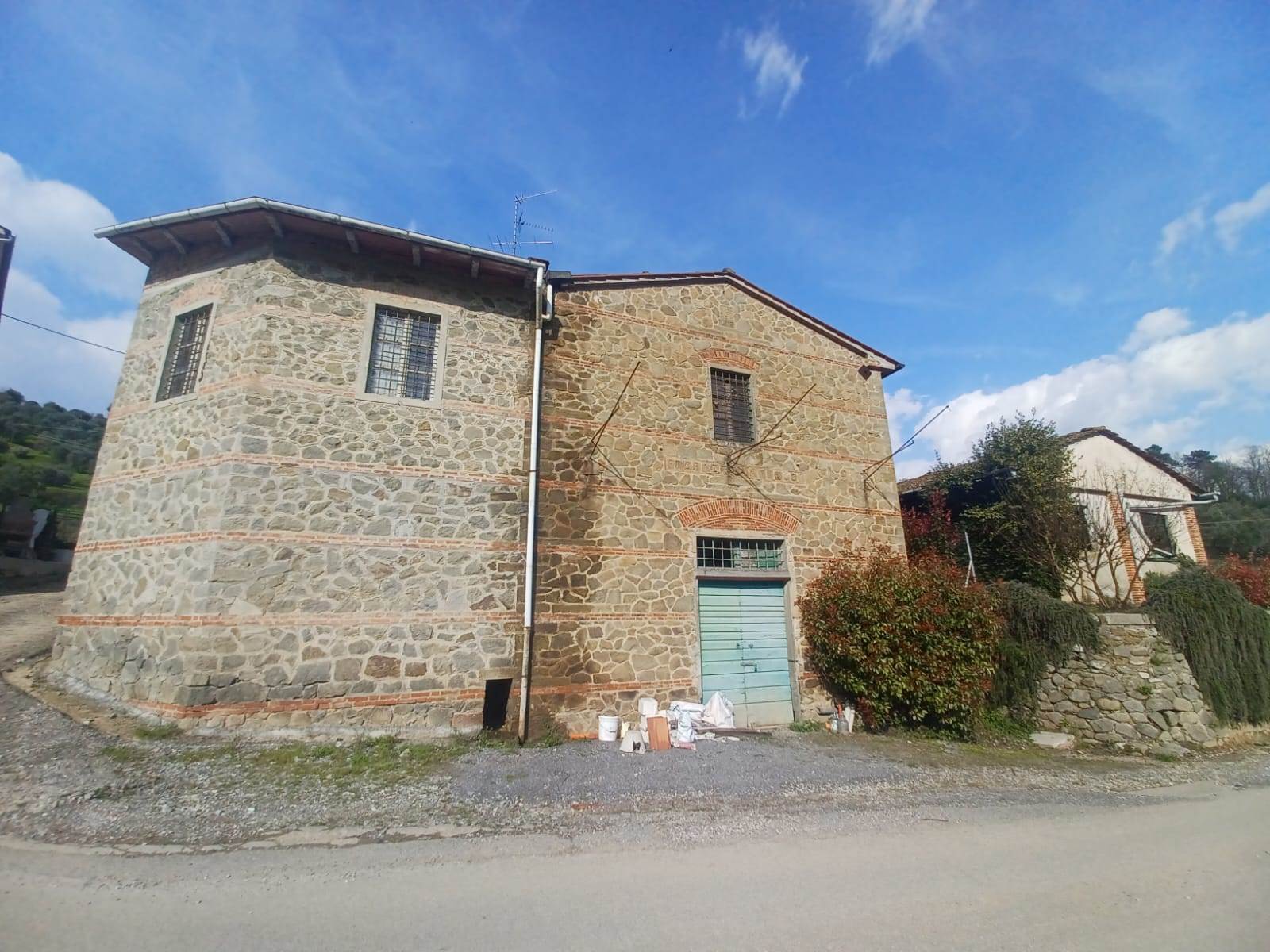 Colonica da ristrutturare in zona Casalguidi a Serravalle Pistoiese