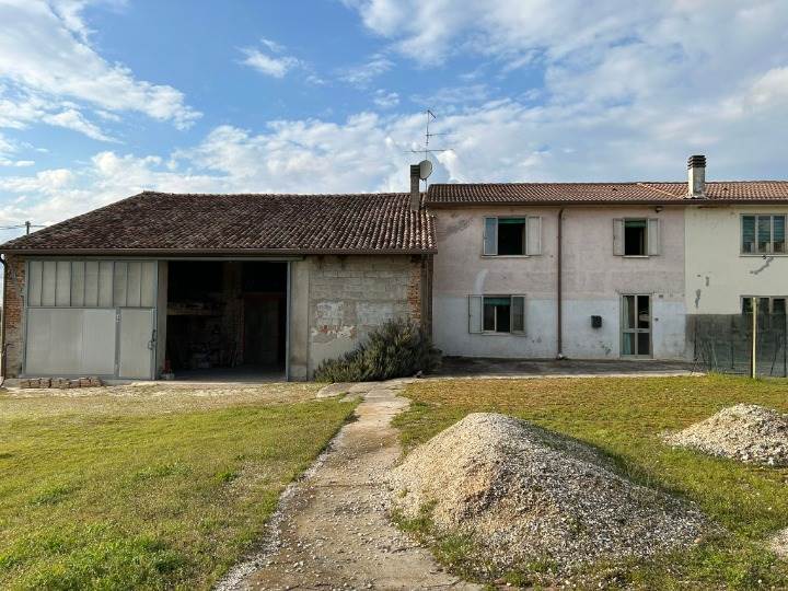 Casa semi indipendente abitabile in zona Bonferraro a Sorga'