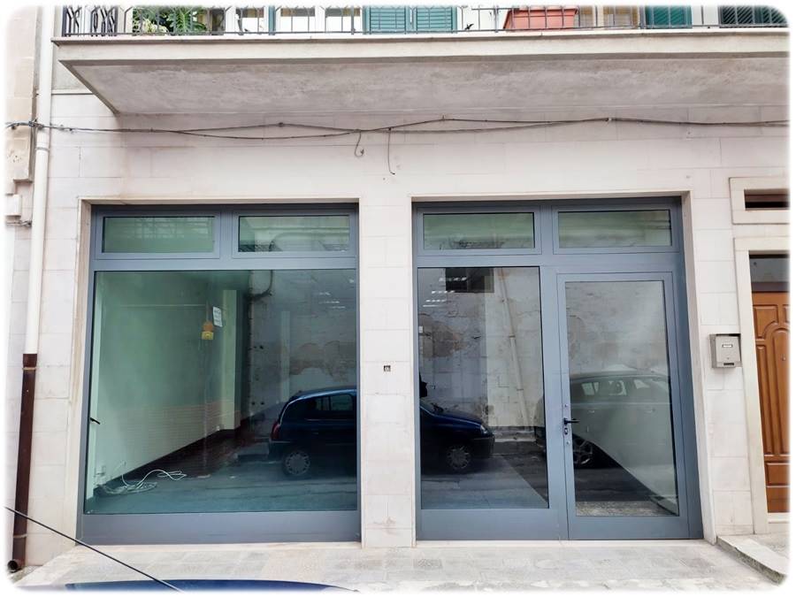 OSTUNI, Business unit for rent of 145 Sq. mt., Restored, Energetic class: D, Epi: 140,7 kwh/m3 year, composed by: 2 Rooms, 1 Bathroom, Price: € 1,200