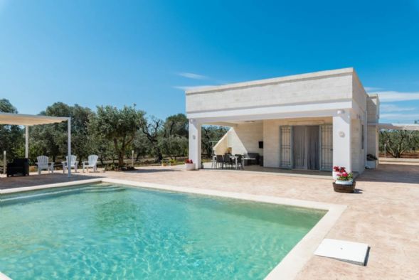 OSTUNI, Villa 'Delle Rose' is a luxurious and comfortable villa with swimming pool built in 2022; a combination of elegance, architectural tradition 