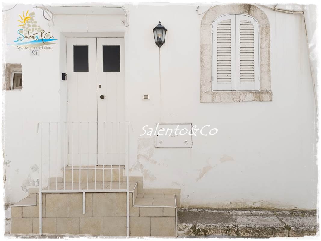 Ancient stone house finely renovated and furnished only 500m from the historic centre of Ostuni and 300m from the park. The house, located in a quiet 