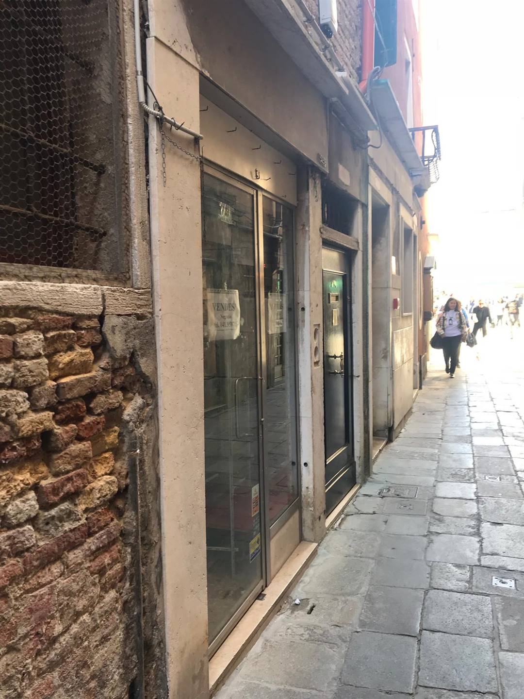 Venezia affittasi negozio di forte passaggio € 650