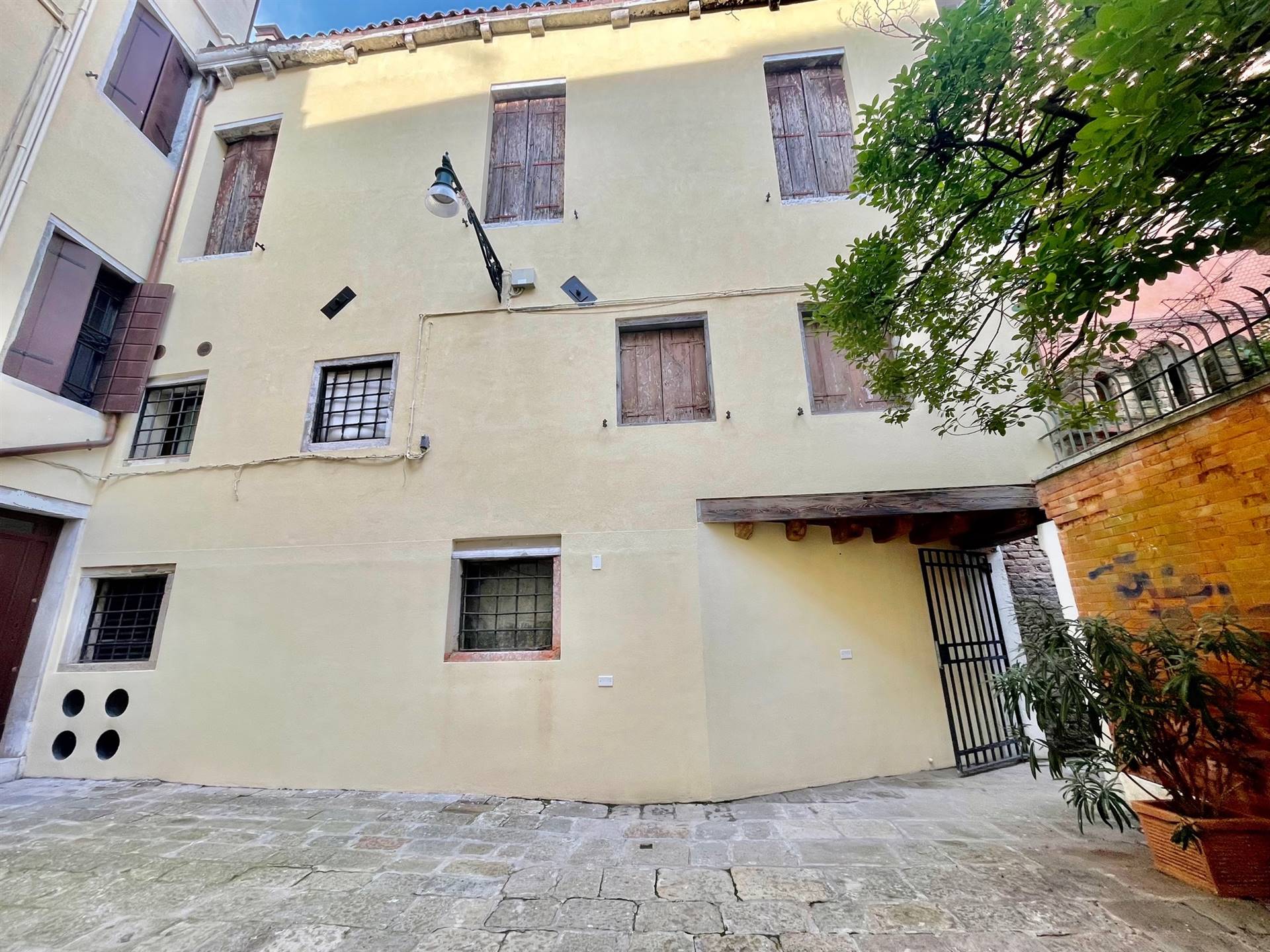 Venezia San Polo vendita palazzetto terra cielo