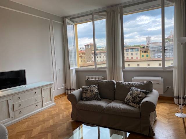 PONTE VECCHIO, FIRENZE, Apartment for sale of 120 Sq. mt., Excellent Condition, Heating Centralized, Energetic class: G, placed at 4°, composed by: 6 