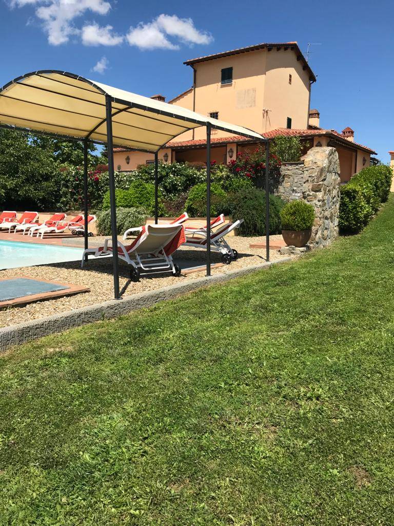In vendita colonica del XVII nei pressi delle colline del Belmonte di Firenze Sud, finemente ristrutturata con ampia piscina e vista panoramica. La 