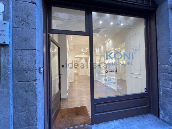 LUNGARNO CORSINI, FIRENZE, Store for sale of 80 Sq. mt., Restored, Heating Individual heating system, Energetic class: G, placed at Ground, composed 