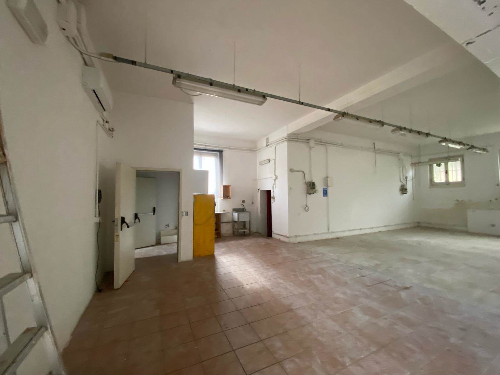 SOFFIANO, FIRENZE, Warehouse for sale of 200 Sq. mt., Good condition, Energetic class: G, composed by: , 1 Bathroom, Price: € 200,000