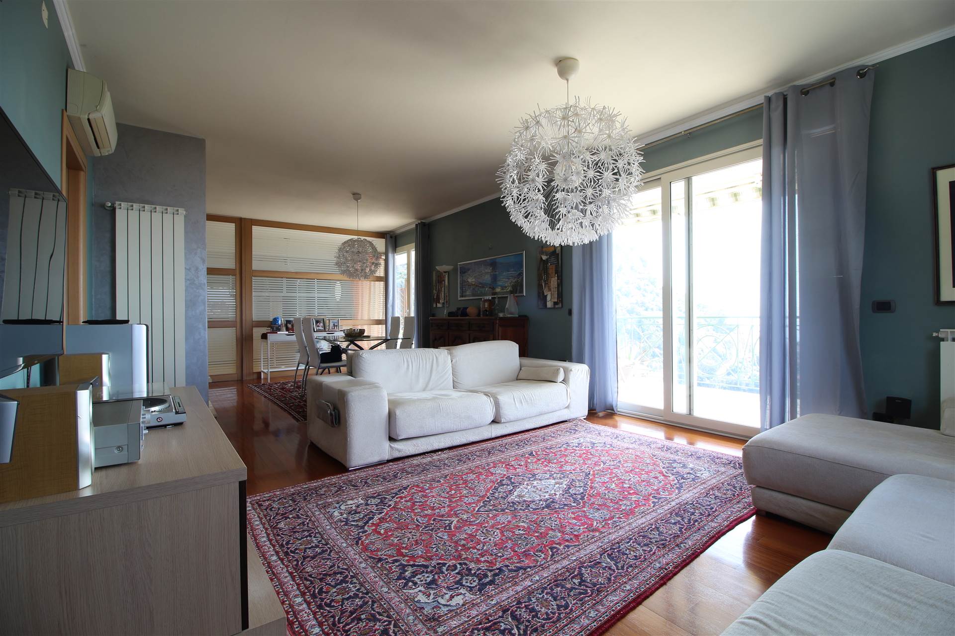Stai cercando un appartamento di prestigio in vendita a Ventimiglia? Abbiamo la soluzione perfetta per te! Questo splendido appartamento di 117 mq si 