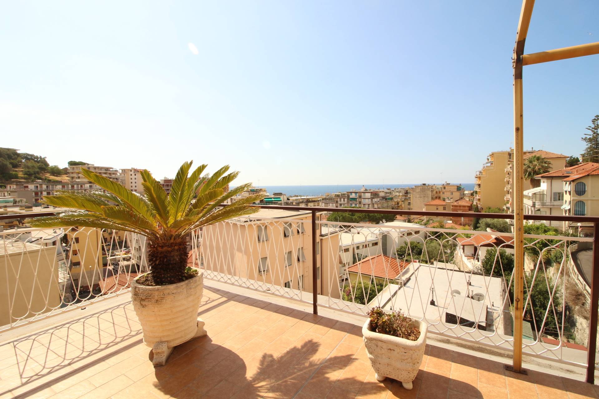 SANREMO, Apartment for sale of 115 Sq. mt., Good condition, Heating Centralized, Energetic class: G, placed at 5°, composed by: 5 Rooms, Separate 