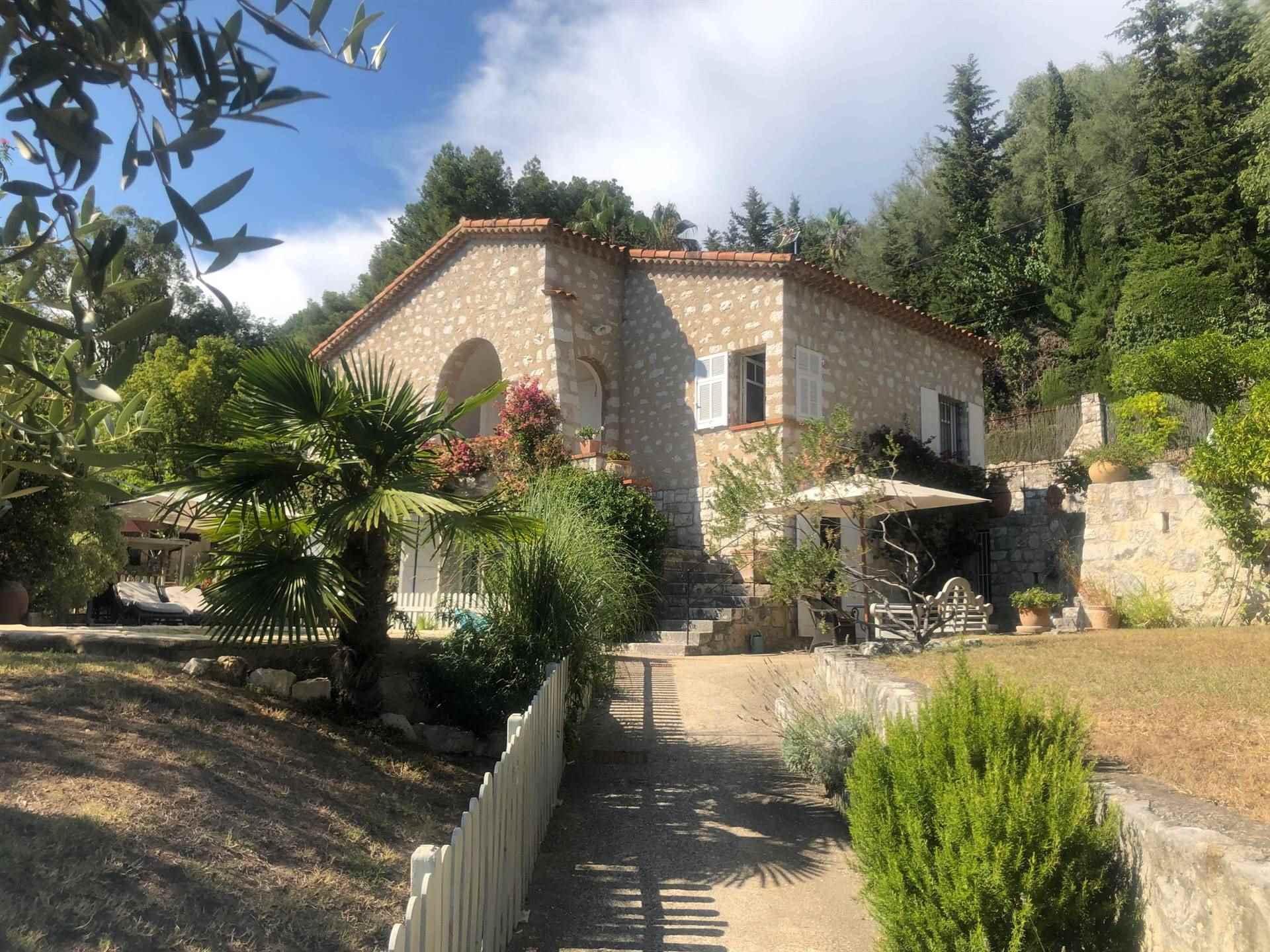 Sulle colline di Saint Paul de Vence magnifica villa provenzale in pietra con giardino e piscina a 10 mn dal centro storico, immersa nella quiete e i 