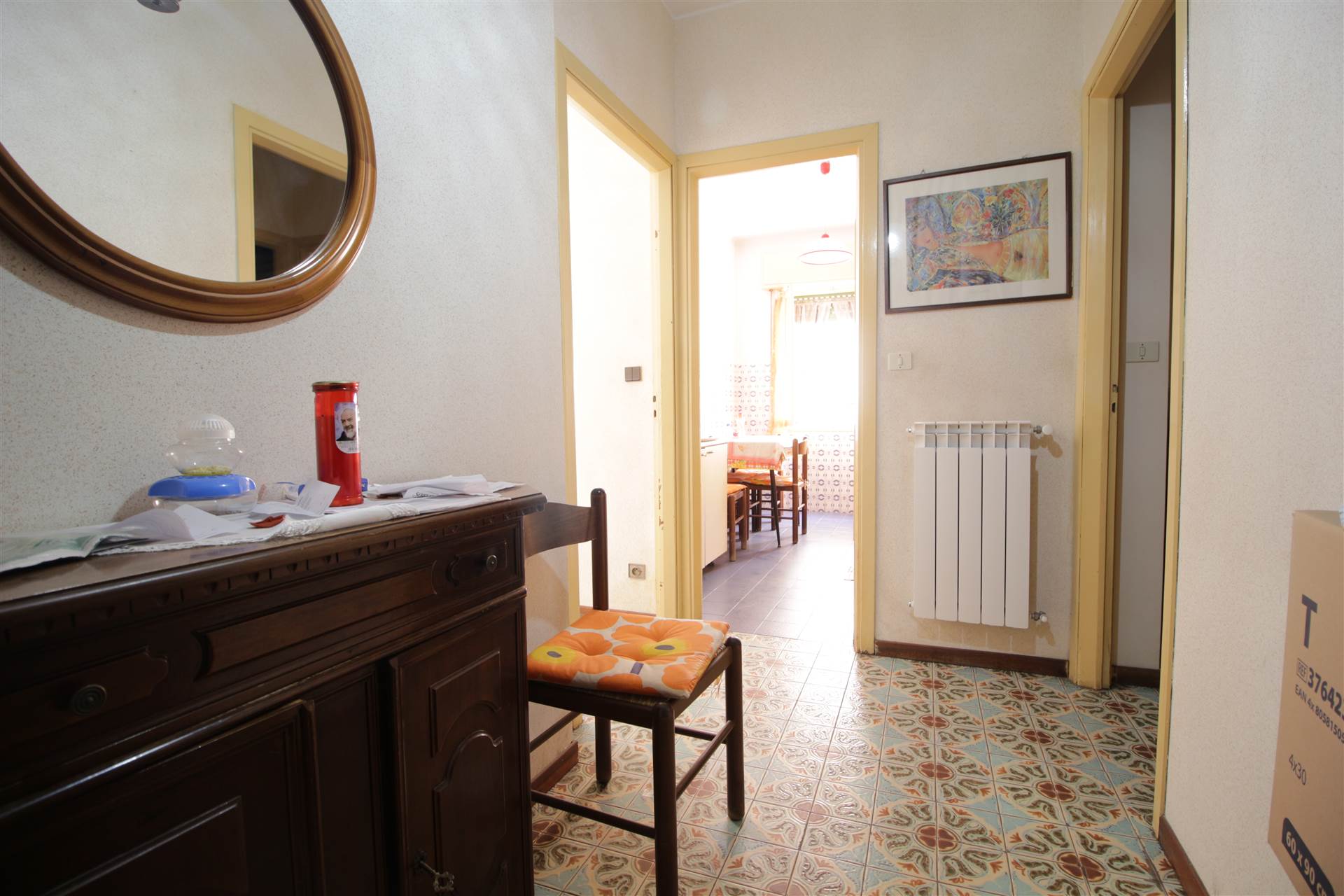 In vendita a Ventimiglia, in via Carso, proponiamo un luminoso appartamento di 75 mq al secondo piano. L'immobile è composto da un bagno, due camere 
