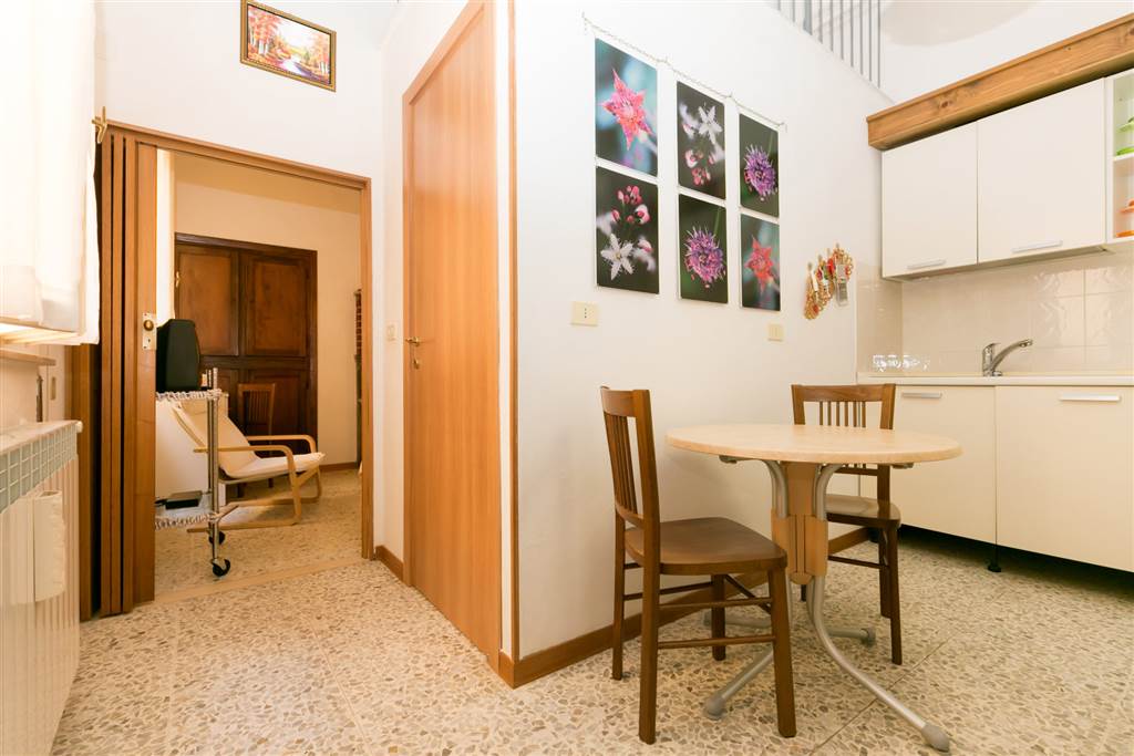 Bright apartment set on the first floor of a building of historical and artistic interest in the historical center of Siena. It comprises a small and 