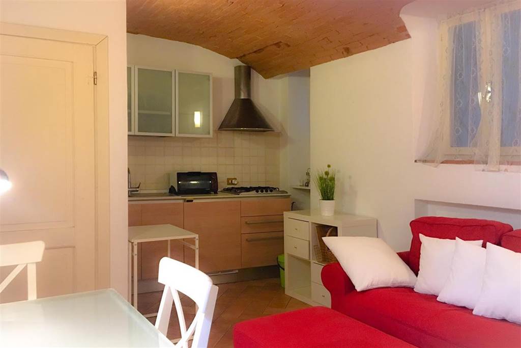 Tastefully furnished one bedroom apartment, located in a central street within one of the most beautiful buildings of the historic center of Siena. 
