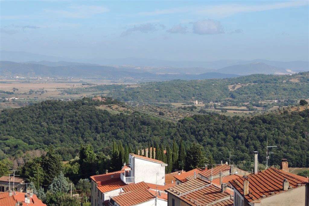 In a quaint village situated on a hill overlooking the Maremma, second floor apartment with lovely panoramic views The apartment of 50 sqm is 