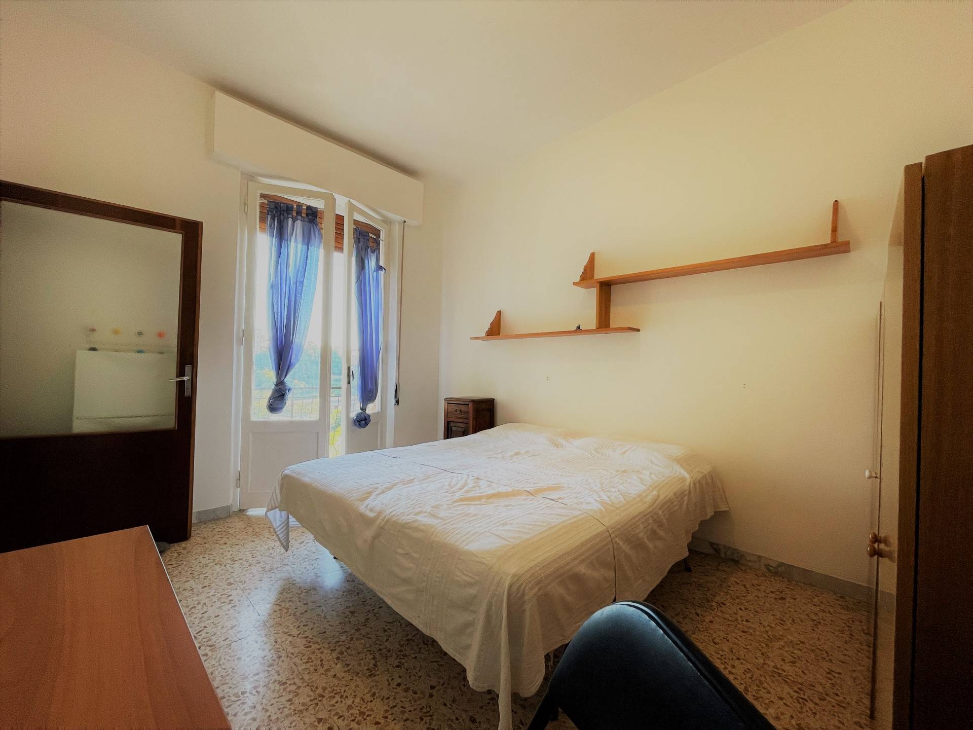 Outside the city walls of Siena, in the Pescaia area, well-served by public transport, we offer a four bedroom apartment on the first floor of a 
