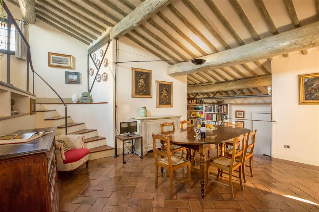 Wunderschöner Dachboden mit zwei Terrassen und herrlicher Aussicht. Renommierte und charmante Wohnung im historischen Zentrum von Siena, im obersten 