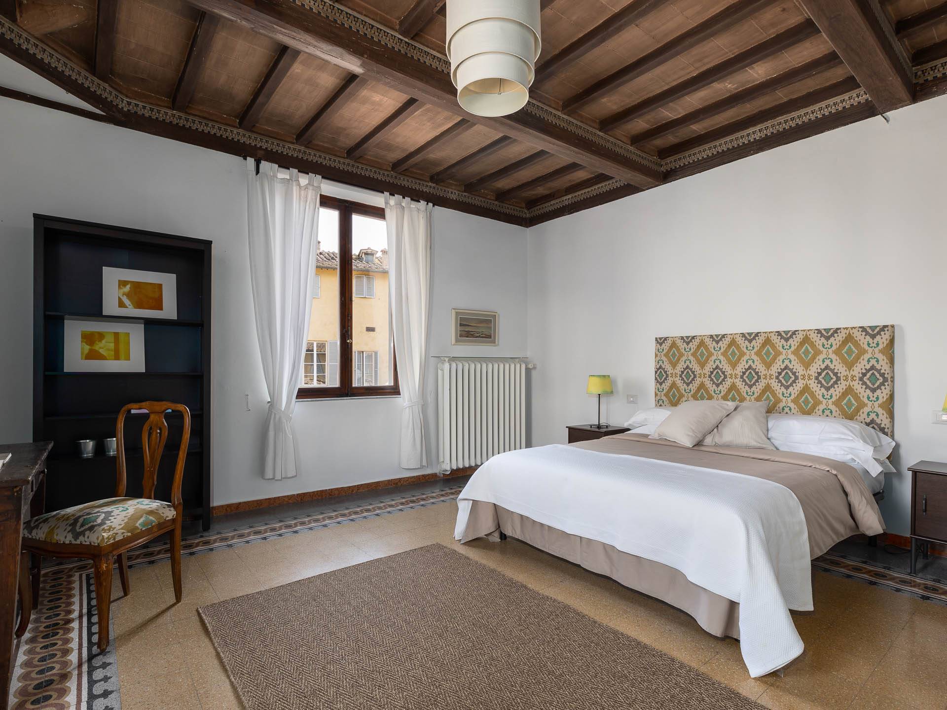 Neu renovierte Wohnung von 70 qm mit alten Böden und Holzbalken, zwischen der 'Basilika San Domenico' und 'Piazza del Campo', auf der dritten Etage 