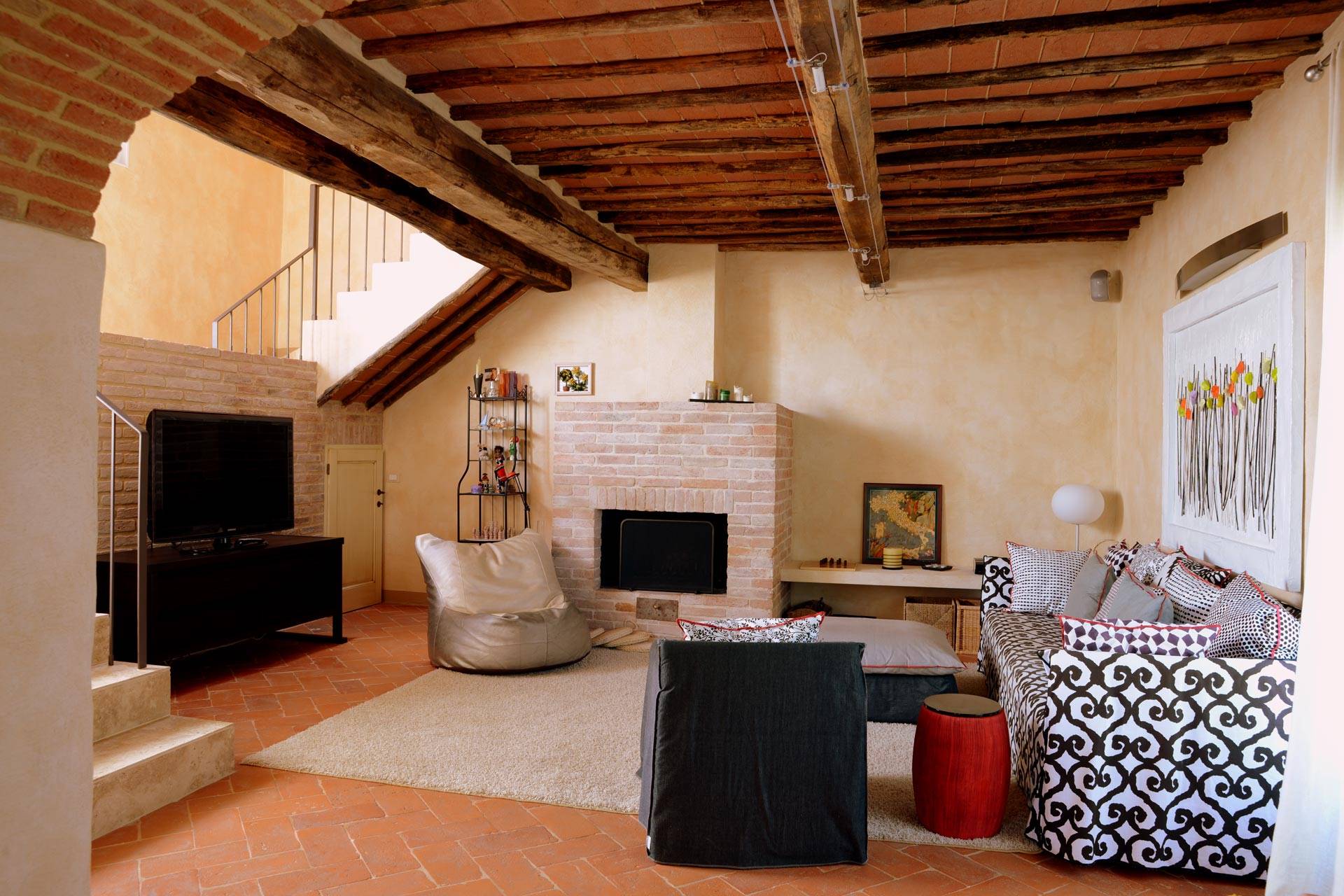 Gorgeous apartment that can host 6 guests, ideal for a relaxing holiday while discovering Tuscany's art and beautiful countryside. The apartment, 