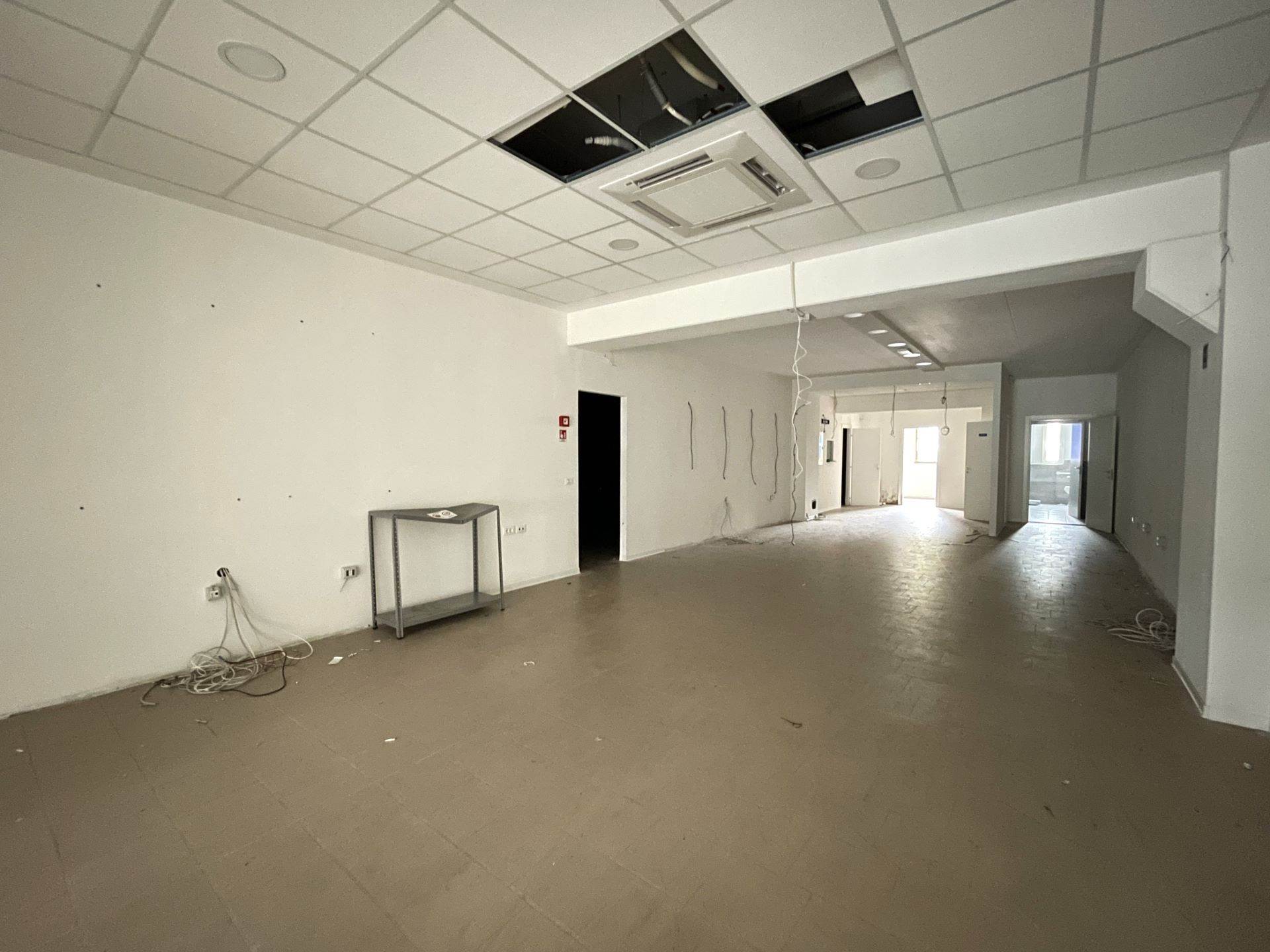 238 m2 shop with large window and excellent visibility located in the commercial area of Viale Toselli, where it is clearly visible from passing cars 