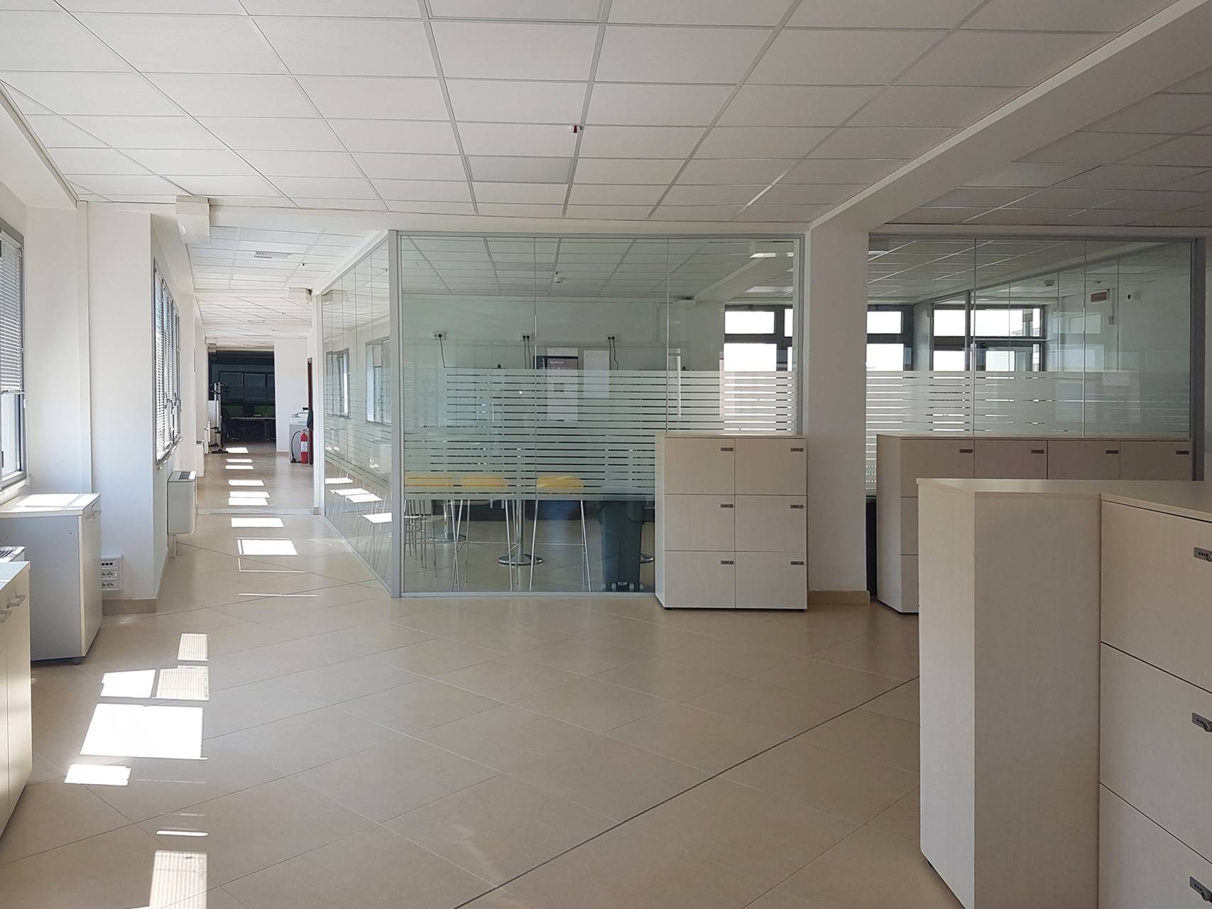 Modern, dynamic and well-windowed office of 840 sqm located in an easily accessible area on the second floor of a newly constructed building with 