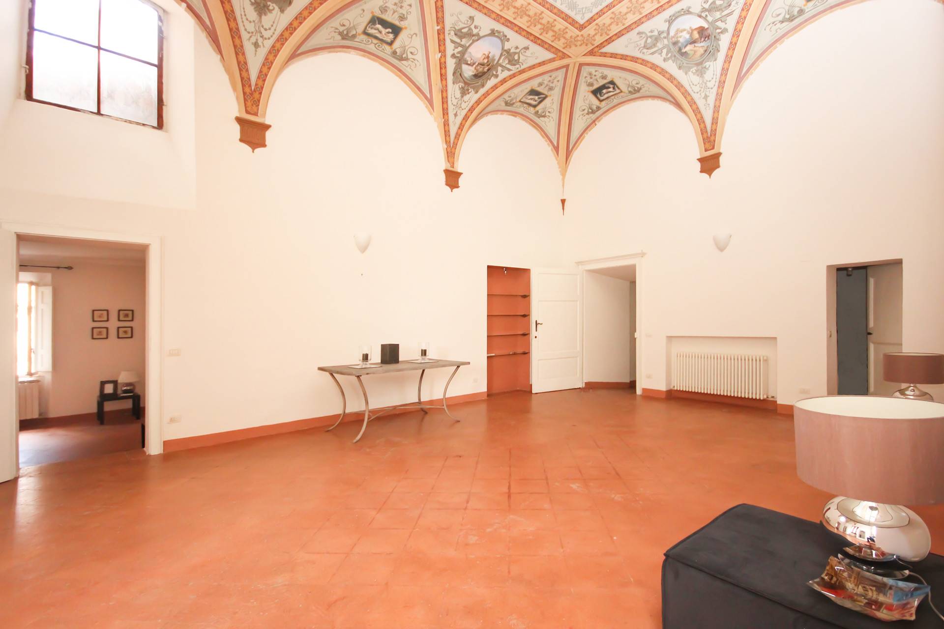 Appartamento di pregio di mq 195, all'interno di un palazzo di interesse storico in una delle vie più in voga di Siena. L’alloggio è posto al secondo 