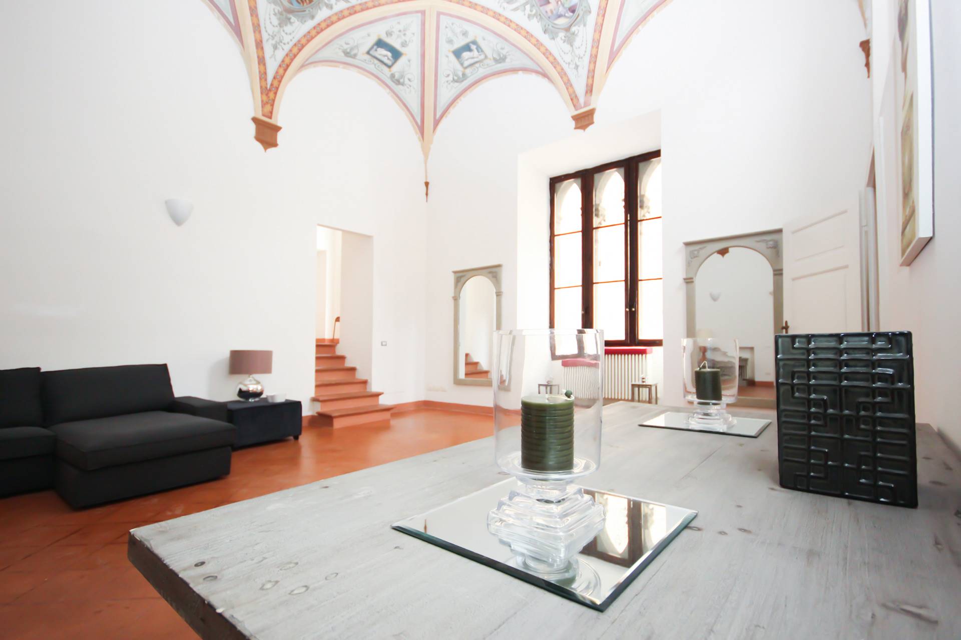 Prestigious apartment located in a historic building in one of the most popular streets. The apartment is located on the second floor served 