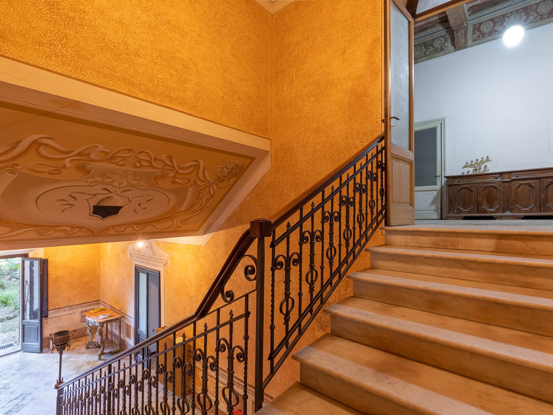 Exclusive property in the centre of Siena on two levels of 200 square metres with a large garden of approximately 400 square metres, a real rarity to renovate and personalise both in terms of space 