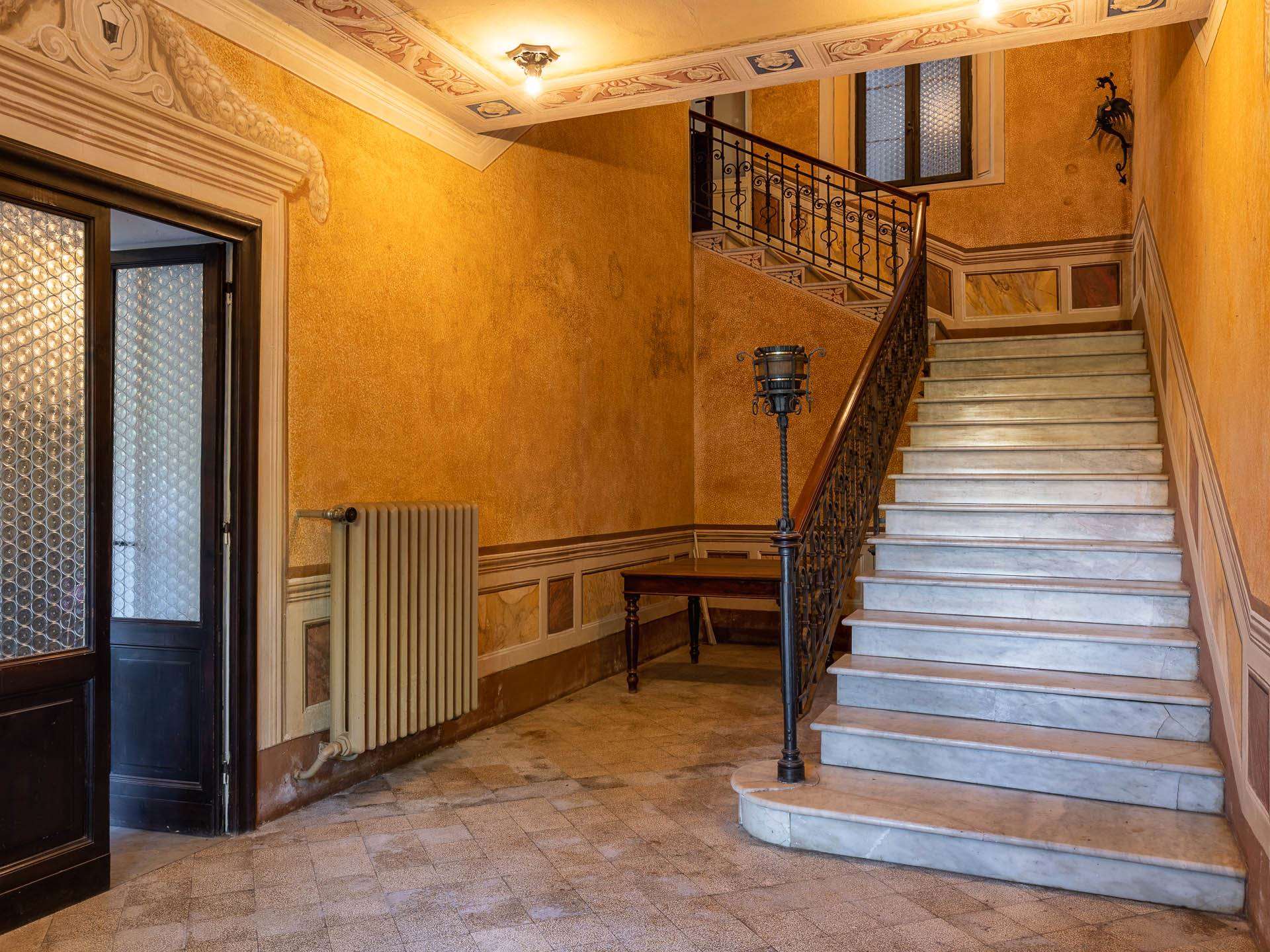 Exclusive property in the centre of Siena on two levels of 200 square metres with a large garden of approximately 400 square metres, a real rarity to 