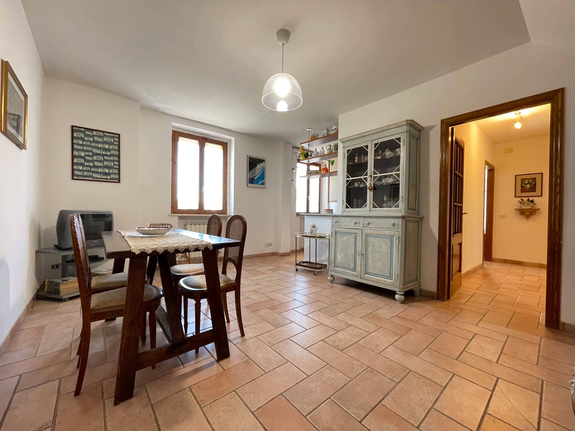 Inside the farmhouse called Ex Tabaccaia, at the entrance of San Rocco a Pilli, apartment on the first floor and arranged on two levels. It consists of a living-dining room with a kitchenette and two 