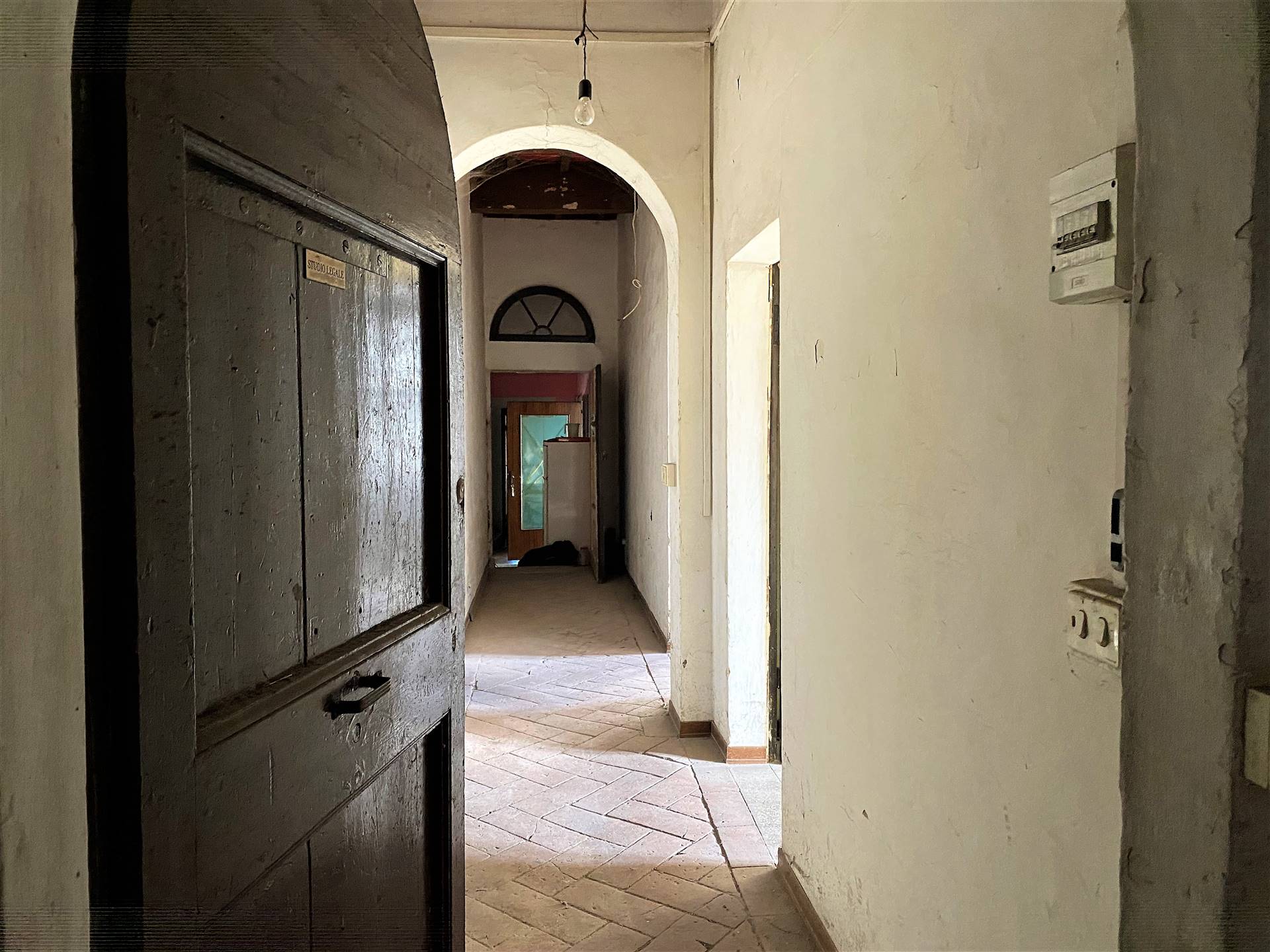 Occasione: Monteroni d'Arbia in Via Roma, in posizione centrale, appartamento situato al primo piano di un antico palazzo ed è composto da un ingresso, disimpegno, 2 camere, soggiorno e cucina e 