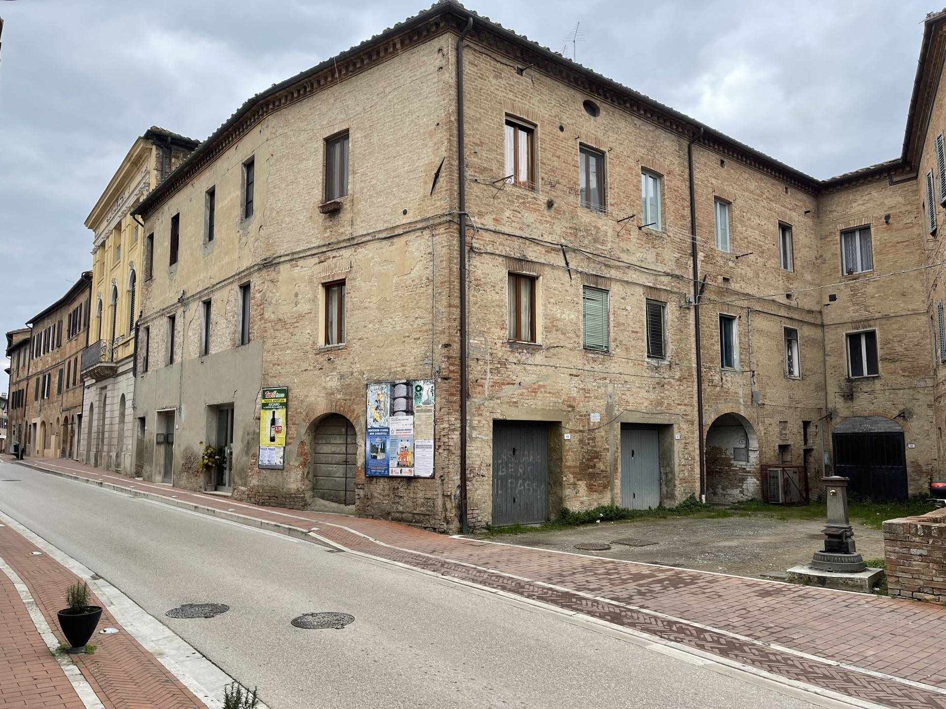 Occasione: Monteroni d'Arbia in Via Roma, in posizione centrale, appartamento situato al primo piano di un antico palazzo ed è composto da un 