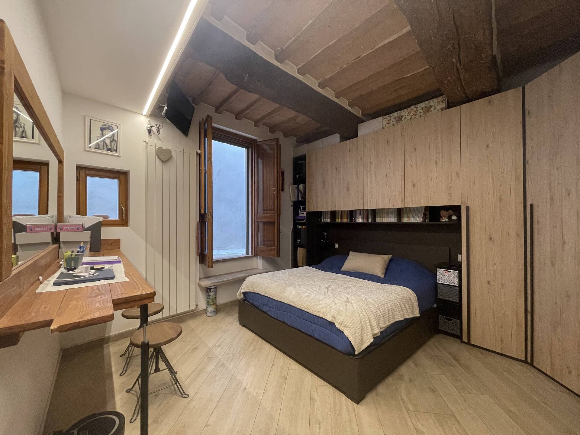 Appartamento arredato al primo piano di un piccolo condominio di sole tre unità a 600 mt da Piazza del Campo, recentemente ristrutturato. Dispone di 