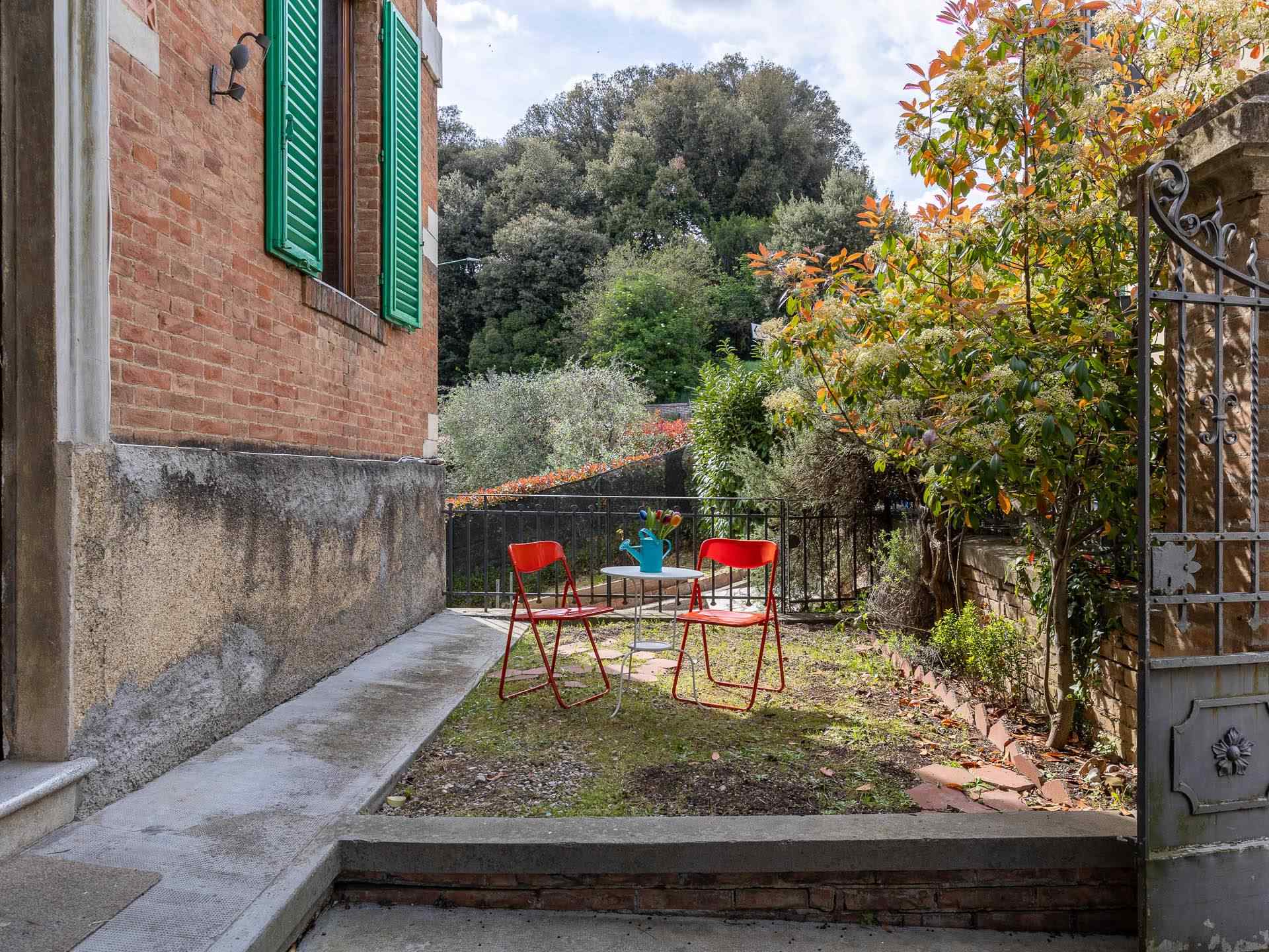 Siena, Fuori Porta Romana all'interno di un piccolo condominio appartamento di mq 85 situato al piano terra rialzato con giardino e cantina. Questa 