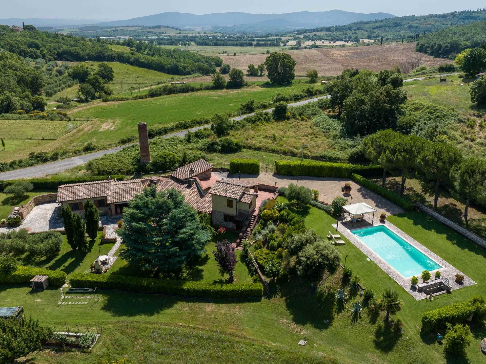 Villa con piscina, giardino e terreno di un ettaro con due laghi in ottima posizione nel comune di Casole d'Elsa a 300 m slm, recuperata dai resti di 