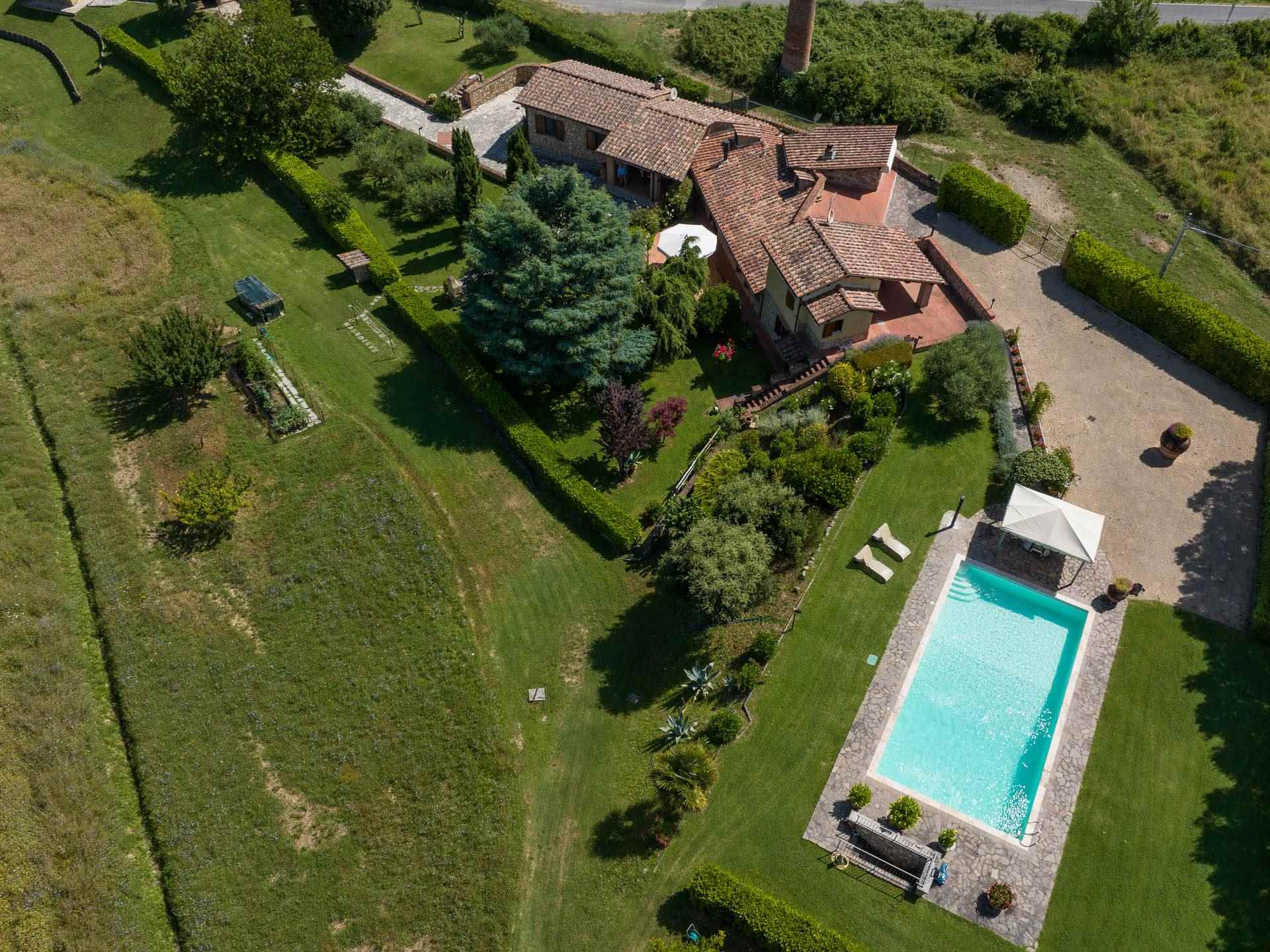 Villa con piscina, giardino e terreno di un ettaro con due laghi in ottima posizione nel comune di Casole d'Elsa a 300 m slm, recuperata dai resti di 