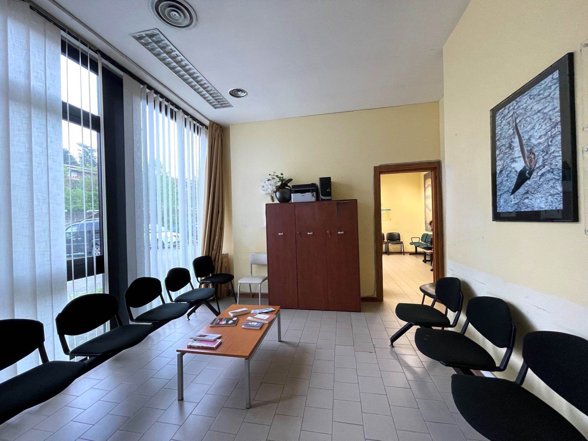 In zona nord vicino alla città ed al raccordo Siena-Firenze, ufficio di mq 250 con vari vani e 3 bagni. Ideale per un grande studio medico essendo 