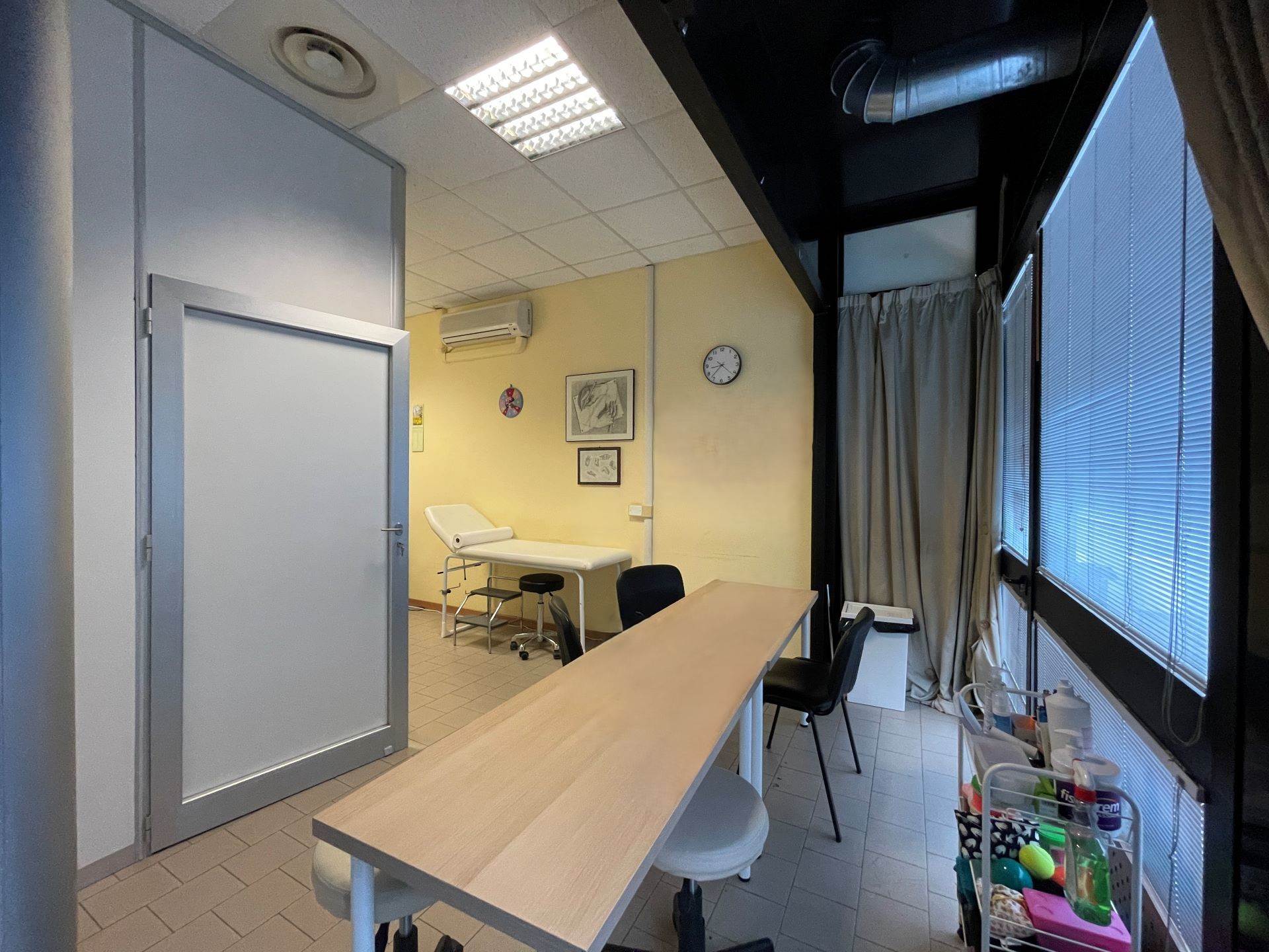 In the northern area near the city and the Siena-Florence connection, 116 m2 office with various rooms and 2 bathrooms. Ideal for a medical practice as it is already used for this purpose, or a 