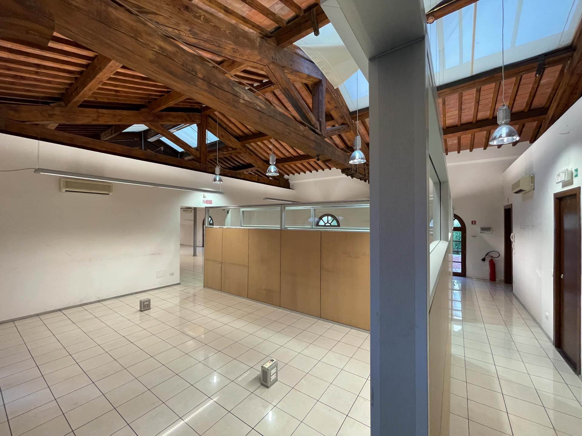 Just outside the walls, close to the historic center of Siena, reachable on foot, a beautiful, bright and windowed office, two rooms plus a toilet. The property includes two covered parking spaces in 