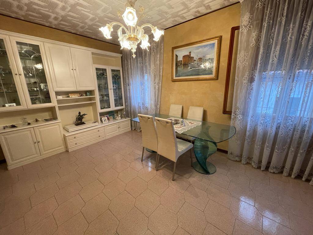 CHIOGGIA CENTRO, CHIOGGIA, Apartment for sale, Habitable, Heating Individual heating system, Energetic class: G, placed at 3° on 3, composed by: 4.5 