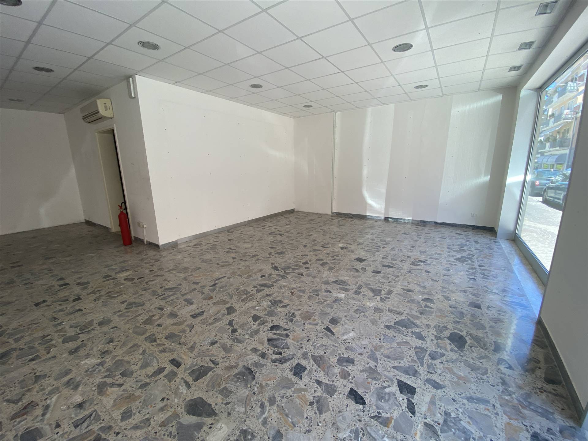 SOTTOMARINA, CHIOGGIA, Shop for rent of 110 Sq. mt., Habitable, Energetic class: G, placed at Ground, composed by: 2 Rooms, 1 Bathroom, Price: € 1,300