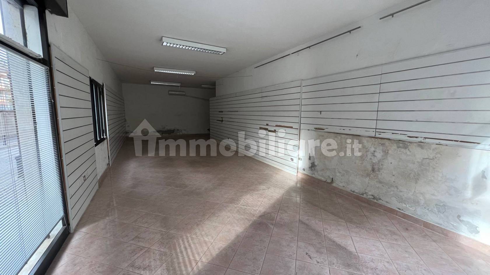 SOTTOMARINA, CHIOGGIA, Store for rent of 80 Sq. mt., Good condition, Energetic class: G, composed by: 1 Room, 2 Bathrooms, Price: € 1,600
