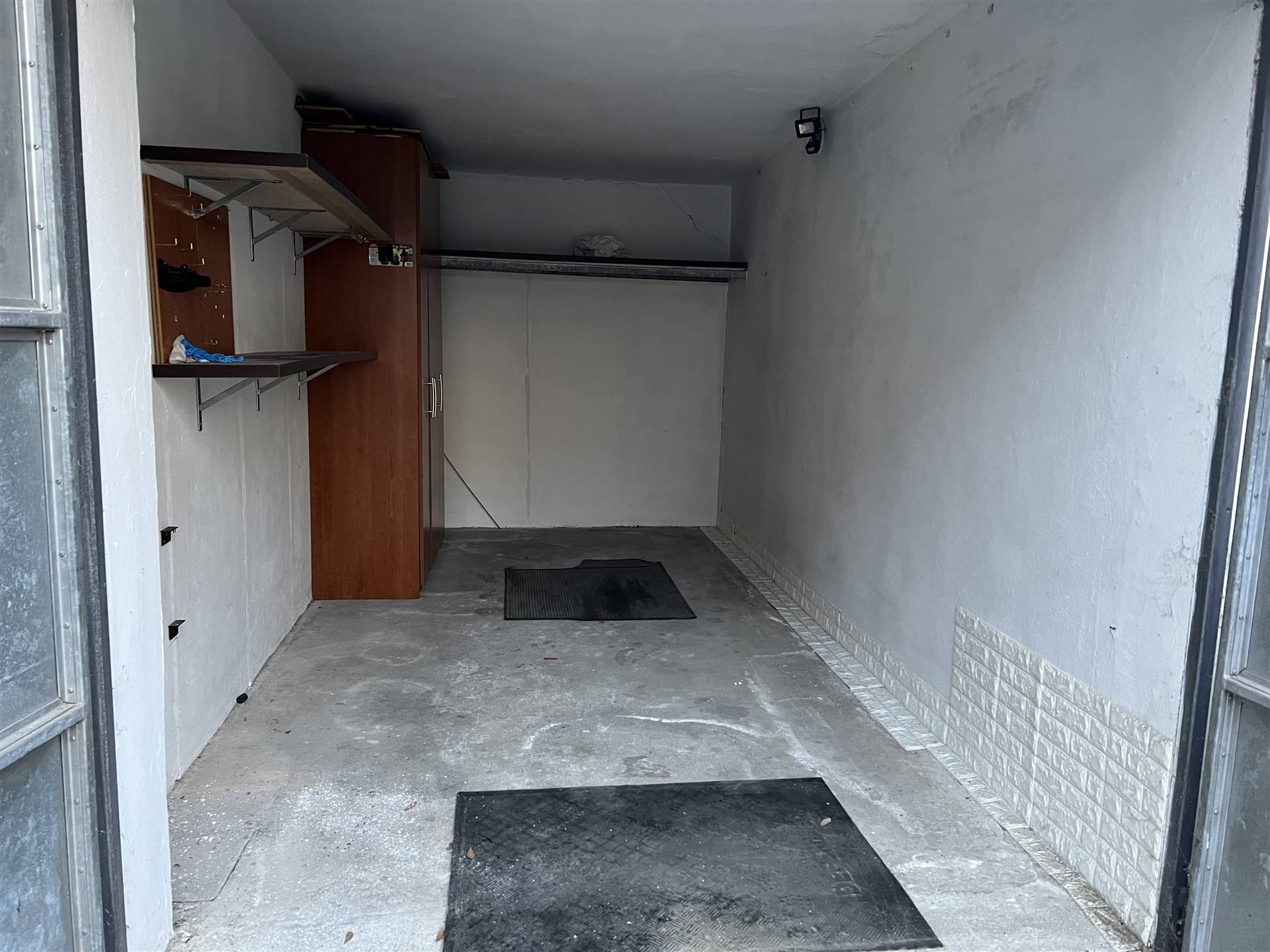 Rif. B433 SOTTOMARINA - Affittasi in zona centralissima (viale Milano) garage di 14 mq. a livello strada con ingresso indipendente e senza spese 