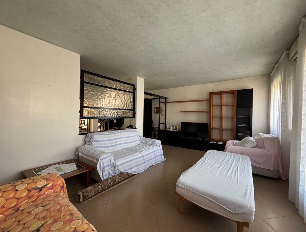 RIF. BD614 SOTTOMARINA - Proponiamo in vendita una porzione di bifamiliare situata in una zona tranquilla e ben servita. La proprietà, con cortile e 